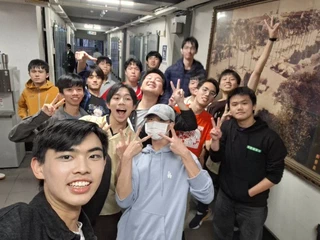 排練結束後在走廊的大合照,全部都是男生